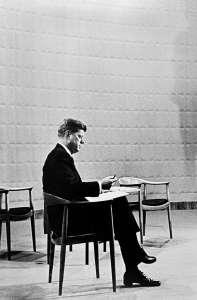 1960甘迺迪坐在The Chair準備進行電視競選辯論