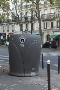 矗立法國巴黎的資源回收桶